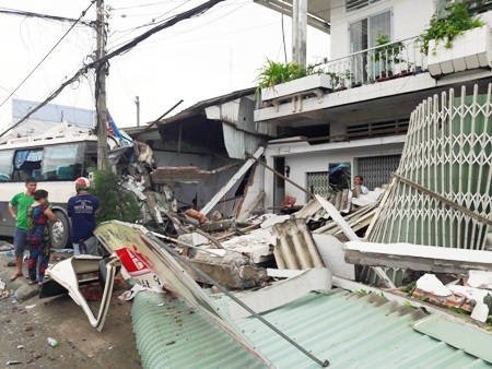 Xe khách 45 chỗ lao vào nhà dân, tài xế kẹt cứng trong cabin - 2
Một phần căn nhằ chiếc xe lao vào bị hư hỏng nặng. (Ảnh: CTV)