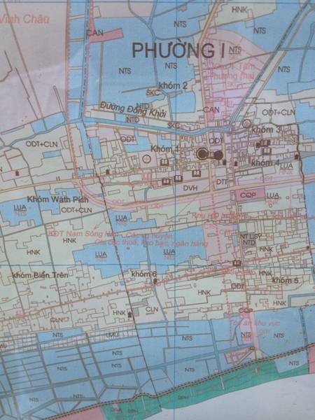 Tấm bản đồ được cất kỹ trong trụ sở Phòng TN-MT thị xã Vĩnh Châu. Theo ông Nam, trong tấm bản đồ này quy hoạch vị trí xây dựng trụ sở Kho bạc và Chi cục Thuế không phải vị trí hiện tại.