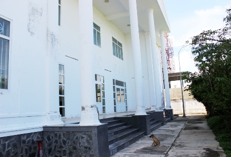 Trụ sở tiền tỷ xây xong bỏ hoang: Hoãn tòa vì đại diện UBND TX Vĩnh Châu... "bí" câu trả lời! - 2 Trụ sở Chi cục Thống kê thị xã Vĩnh Châu xây xong bị bỏ hoang vì không có đường vào.