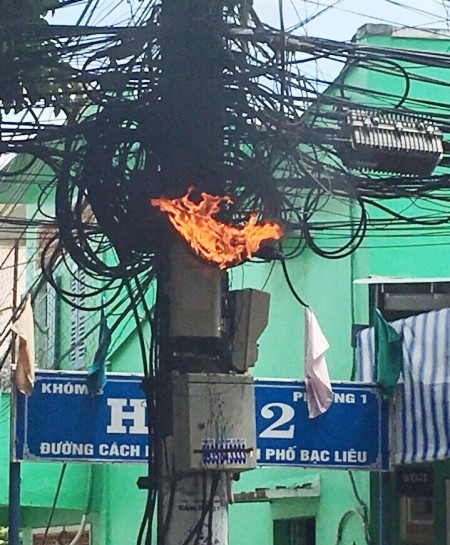 Cột điện bốc cháy giữa trưa, cả khu dân cư náo loạn - 1 Giữa trưa, ngọn lửa bất ngờ bốc cháy ngay trên cột điện khiến cả khu dân cư náo loạn.