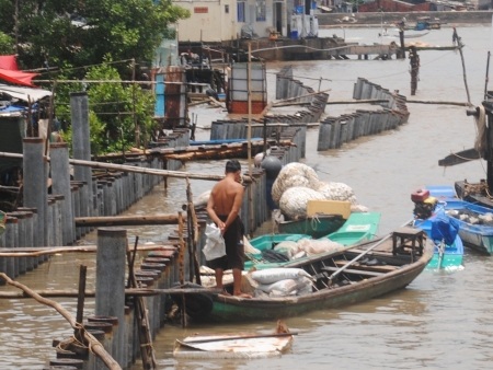 Kè sông đang thi công bị sạt lở nghiêm trọng - 1 Đoạn kè bị sạt lở.