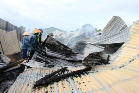 Cháy rụi xưởng sản xuất than - 1 Cháy rụi xưởng sản xuất than - 1