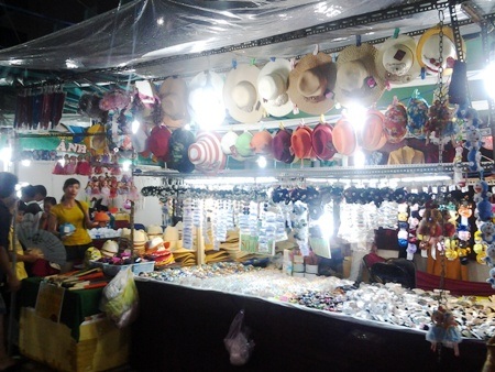 Về lễ hội “Dạ cổ hoài lang” ghé qua hội chợ - 3 Từ hàng hóa tiêu dùng, thời trang,...