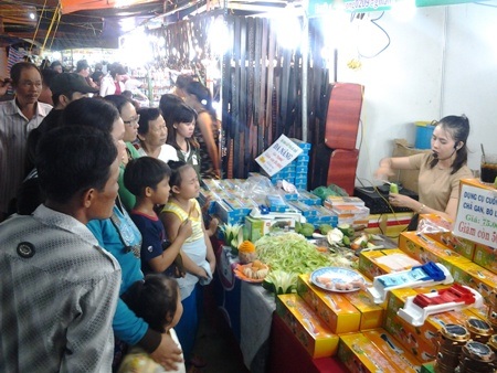 Về lễ hội “Dạ cổ hoài lang” ghé qua hội chợ - 5 Một điểm trưng bày và giới thiệu hàng hóa rất hút khách tại Hội chợ.