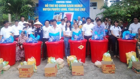 Gần 500 con gà giống đến với hộ chính sách nghèo tỉnh Bạc Liêu - 1 Những phần quà gồm gà giống, xô nước, nhu yếu phẩm, tiền mặt,... đã chia sẻ phần nào khó khăn với các hộ chính sách nghèo ở địa phương.