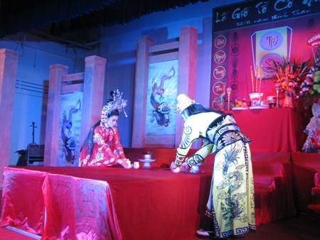 Dâng lễ trà, rượu, hương,... thể hiện lòng tôn kính với tổ sư nghề.