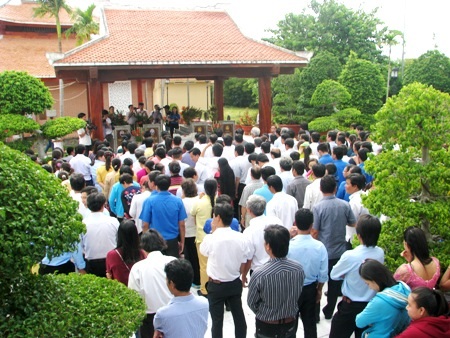 Lãnh đạo tỉnh Bạc Liêu và đông đảo các cán bộ, chiến sĩ, người dân trong, ngoài tỉnh cùng dự lễ thắp hương tưởng niệm cố nhạc sĩ Cao Văn Lầu chiều ngày 12/9.