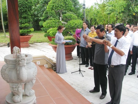 Ông Lê Thanh Hùng- Phó Chủ tịch HĐND và ông Vương Phương Nam- Phó Chủ tịch UBND tỉnh Bạc Liêu cùng thắp những nén hương đầu tiên tưởng niệm trước phần mộ của cố nhạc sĩ Cao Văn Lầu.