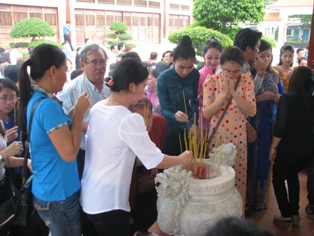 Những nén hương của thế hệ sau tri ân cố nhạc sĩ tài hoa đã cho ra đời bản ca bất hủ.