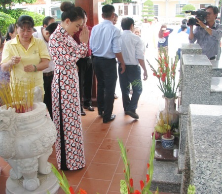 Nghệ sĩ Ngọc Đợi (Huy chương vàng giải cải lương Trần Hữu Trang lần thứ XI) thành kính trước phần mộ của cố nhạc sĩ Cao Văn Lầu. Ngọc Đợi là một trong những nghệ sĩ thể hiện thành công bản Dạ cổ hoài lang.