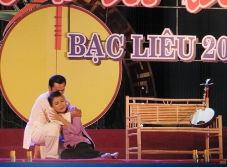 Hoạt cảnh tái hiện lại cuộc đời của nhạc sĩ Cao Văn Lầu. Vợ ra đi, ông buồn, thương nhớ vợ và đã cho ra đời bản Dạ cổ hoài lang vào năm 1919.