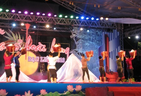 Một số tiết mục múa hát tại đêm khai mạc.