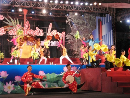 Quán quân Solo cùng bolero năm 2015 Lâm Ngọc Hoa thể hiện bài hát Trở lại Bạc Liêu.