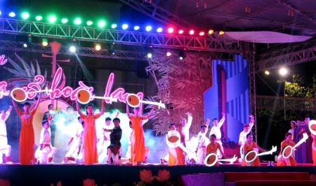 Màn múa minh họa bản Dạ cổ hoài lang khép lại chương trình.