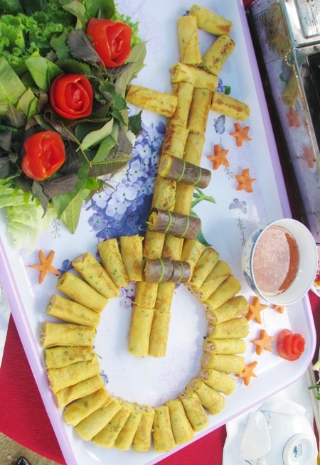 Ấn tượng món ăn "biến tấu" hình cây đàn kìm - 5