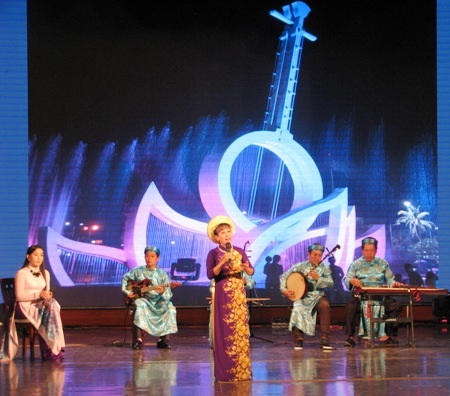 Nhiều nghệ sĩ, nghệ nhân đã thể hiện những bản đờn ca tài tử đặc sắc, đi vào lòng người yêu mến bộ môn nghệ thuật này.