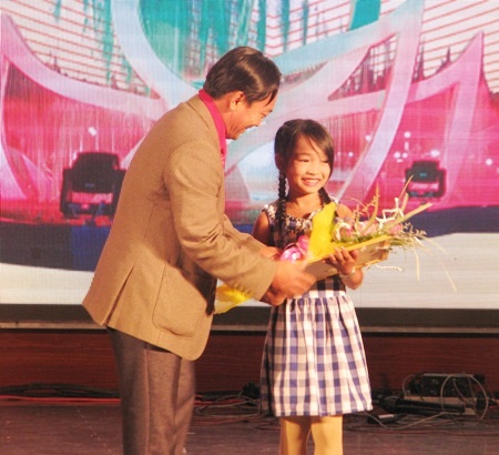 Lãnh đạo Sở VH-TT&DL tỉnh Bạc Liêu tặng hoa chúc mừng nghệ nhân nhí Tú Sương là nghệ nhân nhỏ tuổi nhất tham dự Liên hoan Đờn ca tài tử Bạc Liêu-Sóc Trăng-Cà Mau lần thứ XI năm 2016.