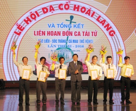 Lãnh đạo tỉnh Bạc Liêu trao giải tập thể cho các đội tham dự Liên hoan Đờn ca tài tử lần thứ XI.