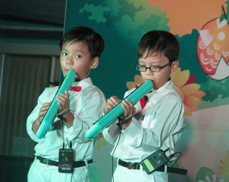 Các bé gái, bé trai trình diễn những bài hát múa rất tự tin trong đêm Trung thu.