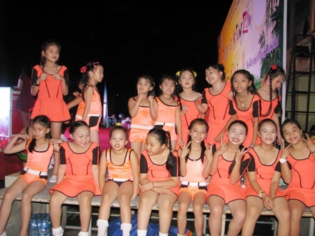 Một đội nhảy aerobic nhí nhảnh chờ đến lượt diễn.