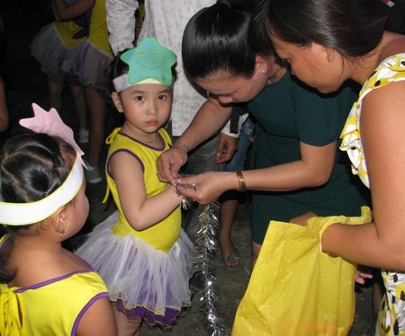 Các bé được cha mẹ trang điểm rất ấn tượng để diễn văn nghệ đón Tết Trung thu.