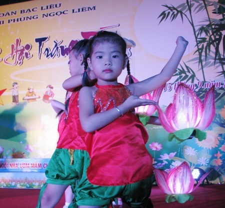 Một em nhỏ tự tin với phần biểu diễn của mình.