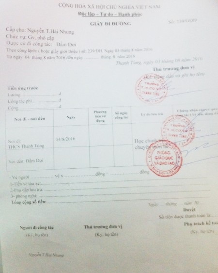 Cà Mau: Hiệu trưởng bị “tố” mở cổng phụ để “độc quyền” bán hàng - 2 Hơn 20 năm giảng dạy, không biết lái xe, hằng ngày phải đi bộ đến trường nhưng bà N. lại bất ngờ bị chuyển sang làm công tác phổ cập.