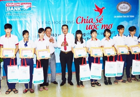 Trao học bổng cho học sinh khó khăn.