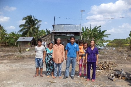 Cả gia đình bà Tuyến đang khốn đốn vì trước nguy cơ không còn chỗ để ở.