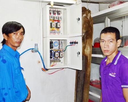 Anh Trung và anh Hải với hệ thống điều khiển tưới tự động.