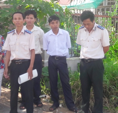 Mời dân đối thoại, cơ quan chức năng "bênh" nhau nhiều hơn nghe dân nói! - 2 Cán bộ cơ quan thi hành án huyện Mỹ Tú ra quân cưỡng chế đất của bà Thảo.