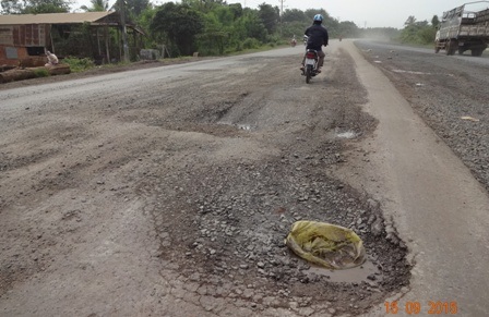 Đường vừa rải thảm nhựa được vài tháng đã nát như tương