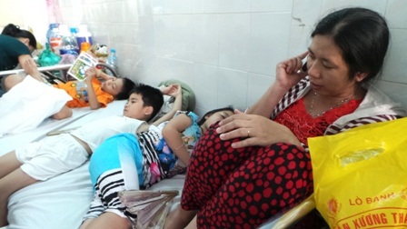 3 đến 4 bệnh nhi phải nằm vắt ngang trên 1 giường bệnh