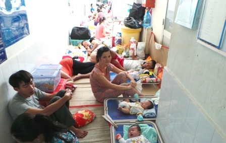 Bệnh nhi nằm chật kín cả hành lang khoa Hô hấp, bệnh viện Nhi Đồng 1