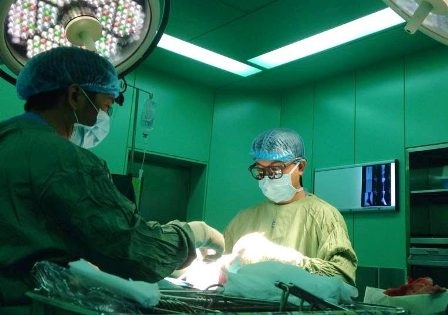 Cứu thành công chân trái bị hoại tử ở cụ ông 104 tuổi - 1 Các bác sĩ thực hiện cuộc phẫu thuật cho cụ ông 104 tuổi