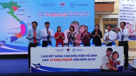 Các đại biểu tham dự mít tinh cam kết hành động vì sức khỏe cộng đồng Việt