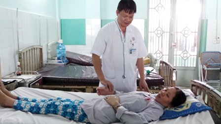 
Đại tá - Tiến sĩ Cù Xuân Thanh cũng nghẹn ngào trước nỗi đau của người bệnh
