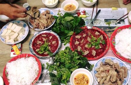 Tiềm ẩn nguy cơ dịch bệnh từ gia súc gia cầm lậu - 2 Người dân không nên chế biến, sử dụng món tiết canh
