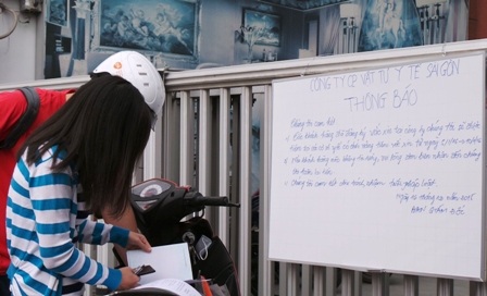 
Công ty&nbsp;Cổ phần Vật tư Tiêu hao Y tế Sài Gòn treo bảng thông báo cam kết chích vắc xin tại các cơ sở y tế cho người đăng ký
