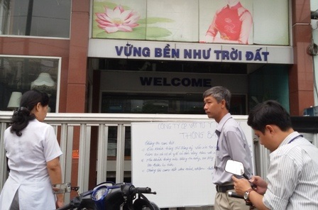 Vụ rao bán vắc xin:Thanh tra “hùa” với bảo vệ ngăn phóng viên tác nghiệp? - 1
Người phụ nữ (áo trắng) và người đàn ông (đứng giữa) công tác tại Y tế phường 15, quận Tân Bình đã hùa với bảo vệ đuổi phóng viên