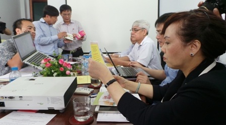 Luật thiếu chặt chẽ sẽ tạo kẽ hở cho hành vi phạm pháp. Nội dung hình ảnh là cuộc thanh tra đột xuất của Bộ trưởng Y tế Nguyễn Thị Kim Tiến tại công ty Bảo Khang  bán thực phẩm chức năng rởm nhưng hô hiến thành thần dược