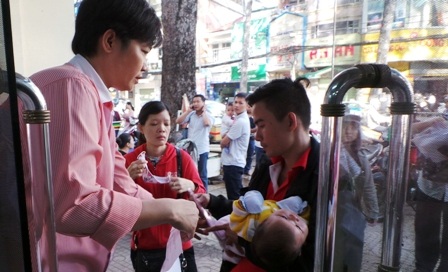 Tất cả các hoạt động đăng ký tiêm vắc xin tại cơ sở tiêm chủng sẽ chấm dứt, chuyển sang tổng đài 1080