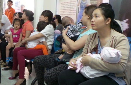 Nhiều trẻ may mắn đã có được mũi vắc xin Pentaxim tại Trung tâm Y tế Dự phòng thành phố