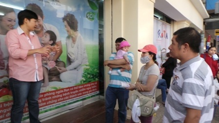 Những ngày qua, nhiều ông bố bà mẹ phải lao đao vì mũi vắc xin ngừa bệnh cho con