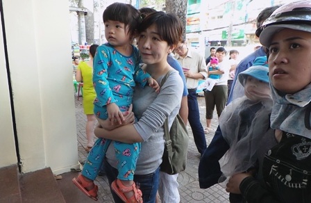 Phụ huynh thất vọng khi không đăng ký được vắc xin cho con