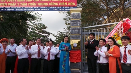 Bộ trưởng Kim Tiến treo bảng hiệu thành lập Viện