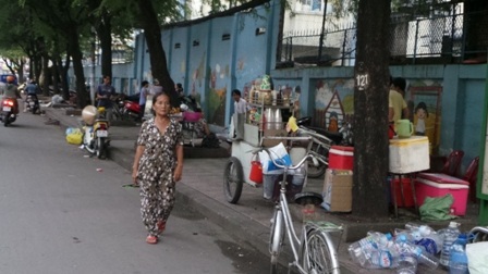 Sự tiện lợi của thức ăn đường phố cũng gắn liền với những nguy cơ bệnh tật do thiếu an toàn, vệ sinh