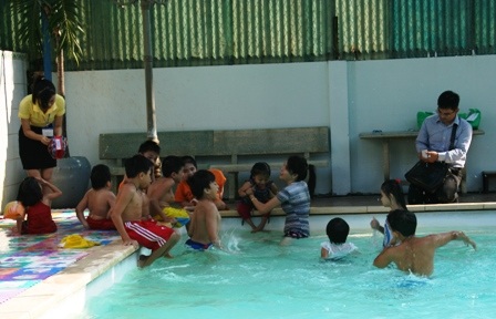 
Bơi lội là một trong những bài tập cho trẻ bị xương thủy tinh
