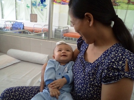 Nụ cười trở lại trên môi bé Phát sau nhiều lần thập tử nhất sinh