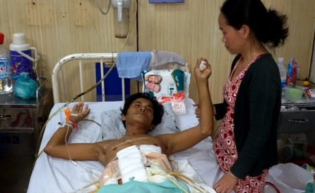 Vợ nghèo đau đớn nhìn chồng nguy kịch vì tai nạn giao thông - 3
Trong cảnh nợ nần chồng chất, chị Sen bất lực đếm từng ngày sự sống mong manh của chồng